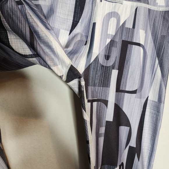 Demi Lovato x Fabletics grey black graphic leggings. Women's size small. - Picture 13 of 16